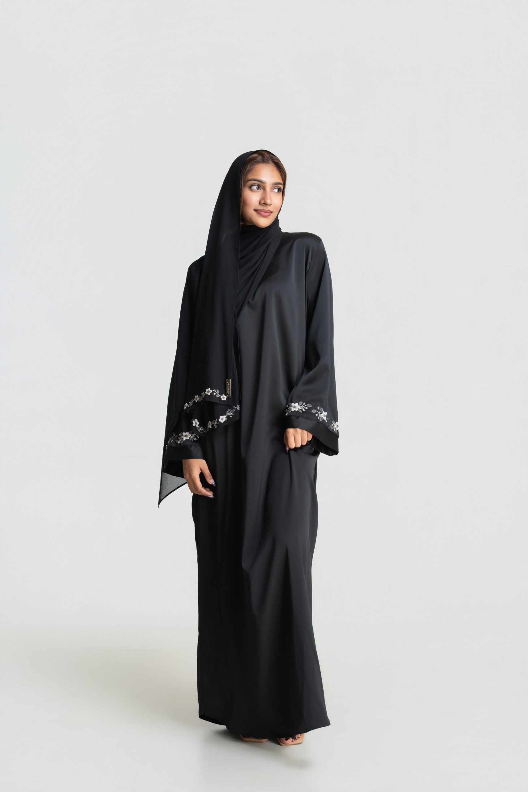 Jasmine abaya set in Black